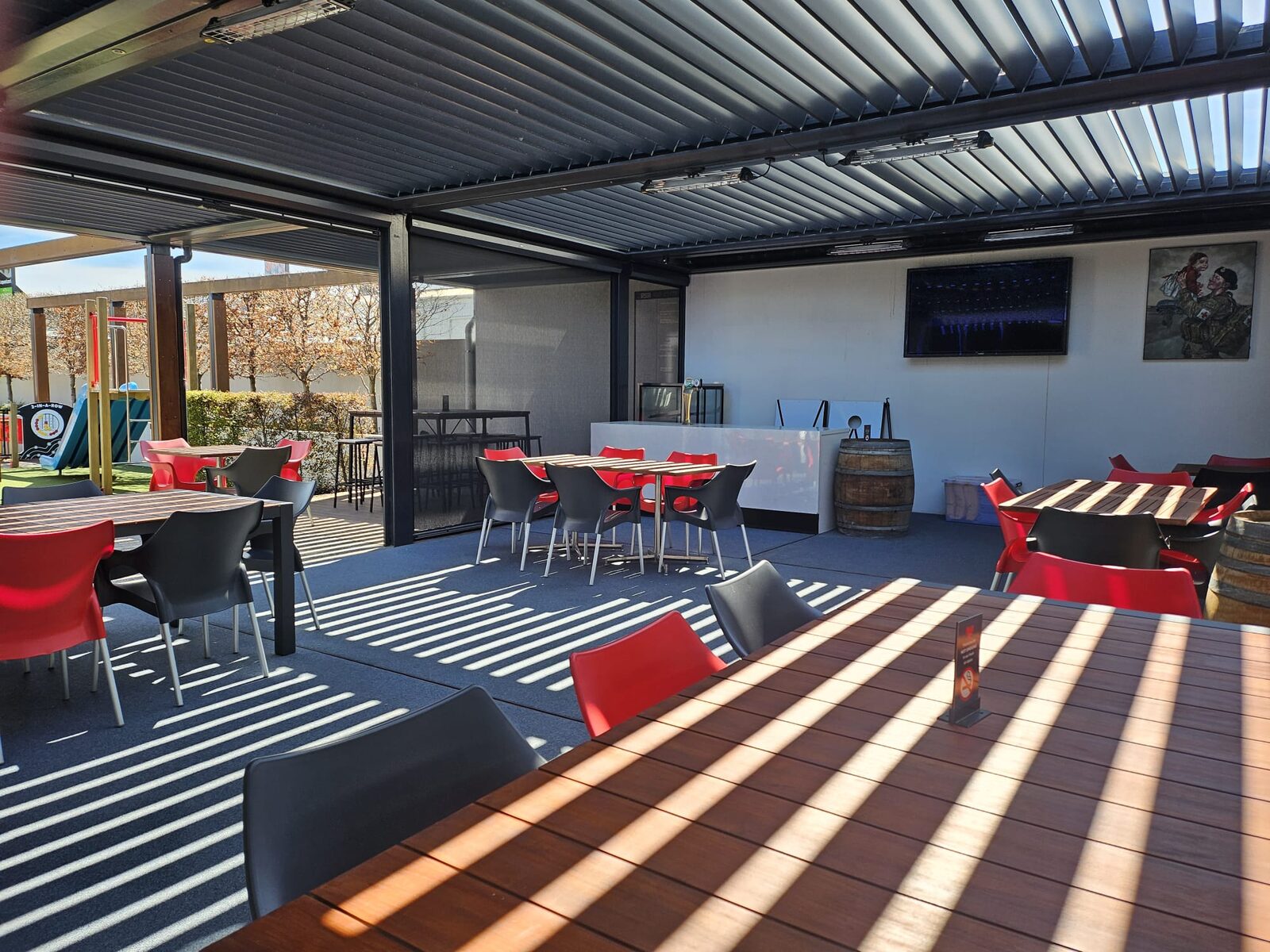 The outdoor courtyard sports screen